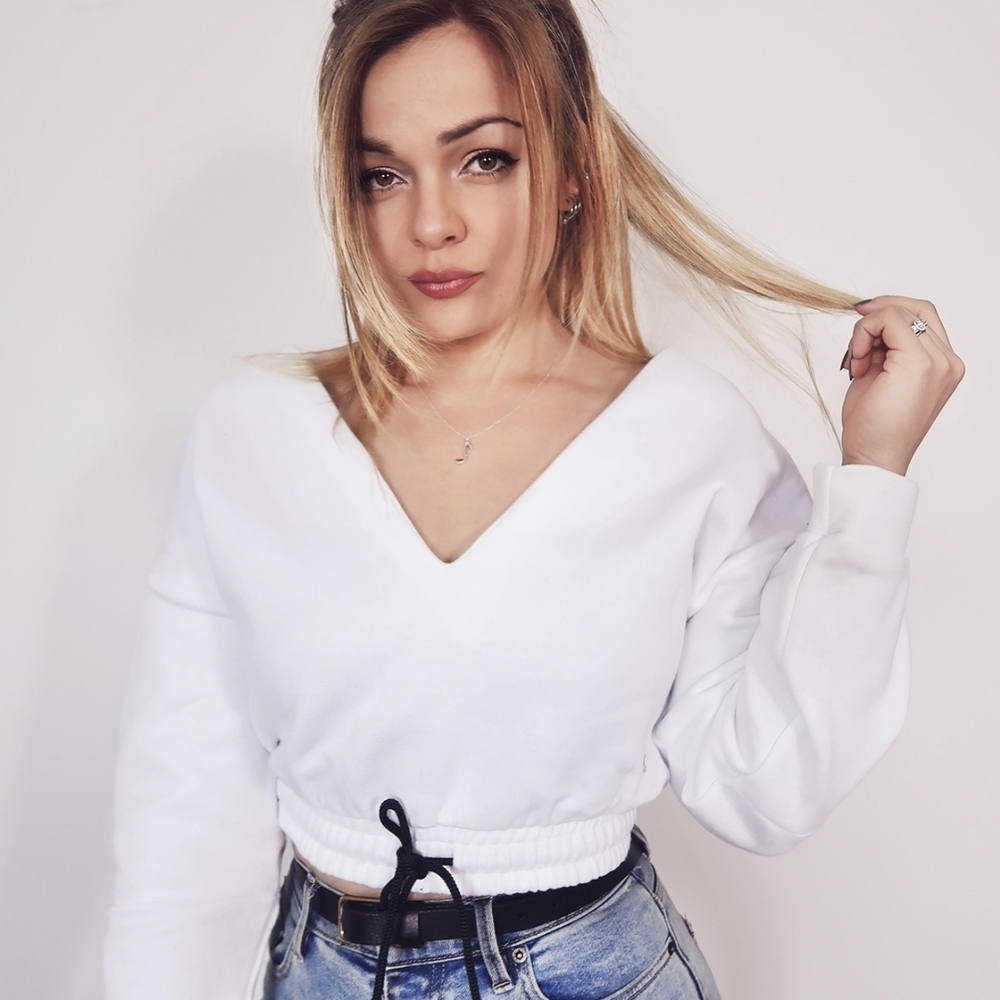 PrettyLittleThing White V-Neck Cropped Sweater Medium